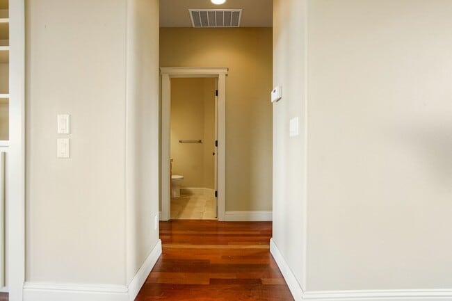 Building Photo - Spacious 4 bed, 3 bath home with sprawling views in West Salem