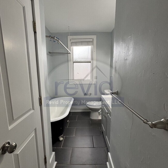 Building Photo - Move In Special! First Month Free!