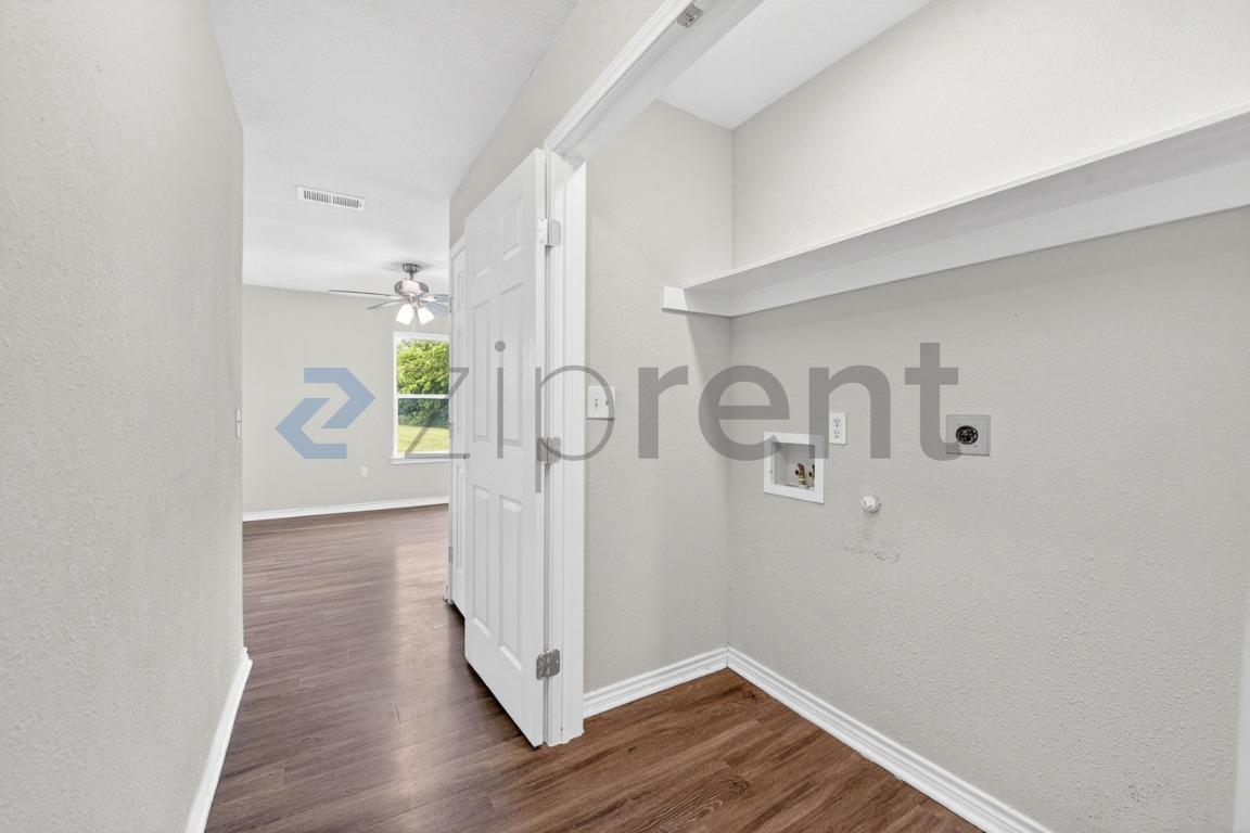 Building Photo - Unit