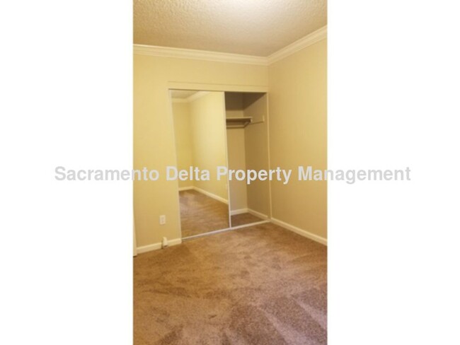 Building Photo - AVAILABLE NOW - CITRUS HEIGHTS 3 BEDROOM 2...