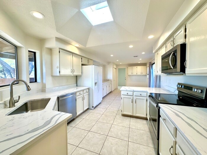 Building Photo - 4100 E Pontatoc Canyon Dr