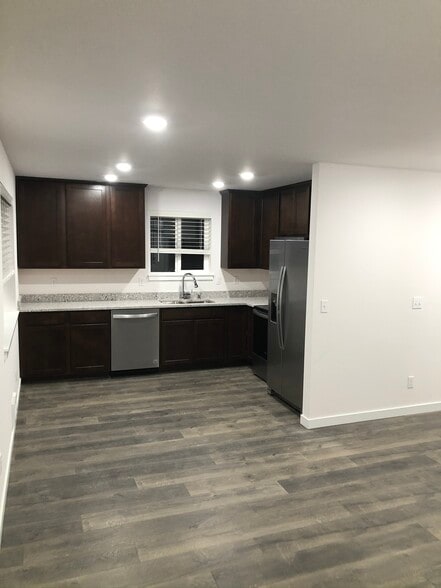 Building Photo - 7411 S Park Ave