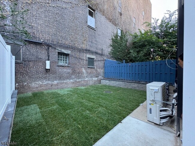 Building Photo - 52 James St
