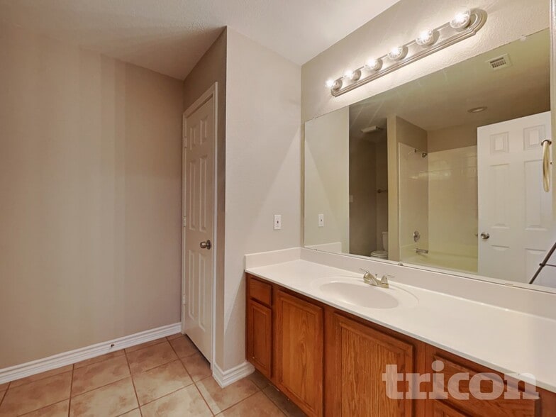 Building Photo - 733 Stribling Cir