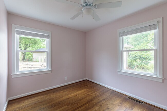 Building Photo - Spacious home located in a great neighborhood!