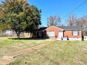 Building Photo - Available 9/15! $2200/MO Donelson living i...