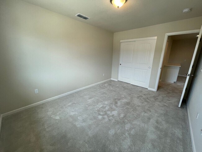 Building Photo - Newer Florsheim Home
