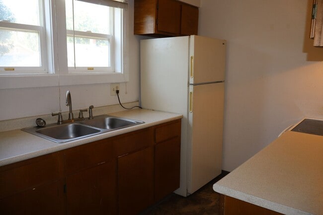 Building Photo - 411 E Plum St