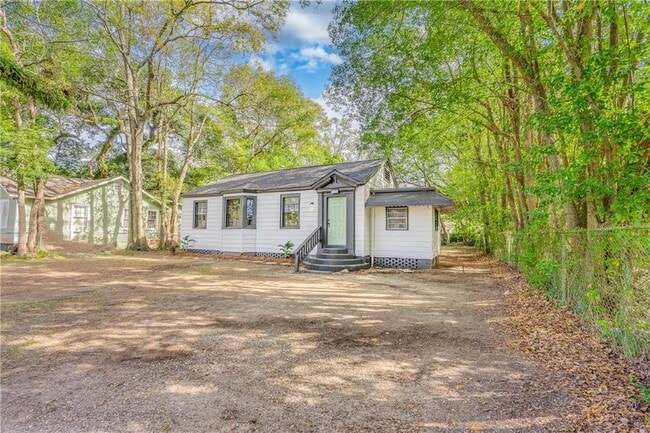 Building Photo - 561 Tuttle Ave
