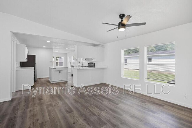 Building Photo - 405 Falletti St