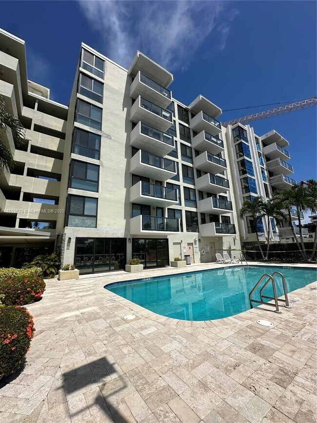 Building Photo - 9800 W Bay Harbor Dr