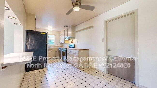 Building Photo - 652 Corlano Ave