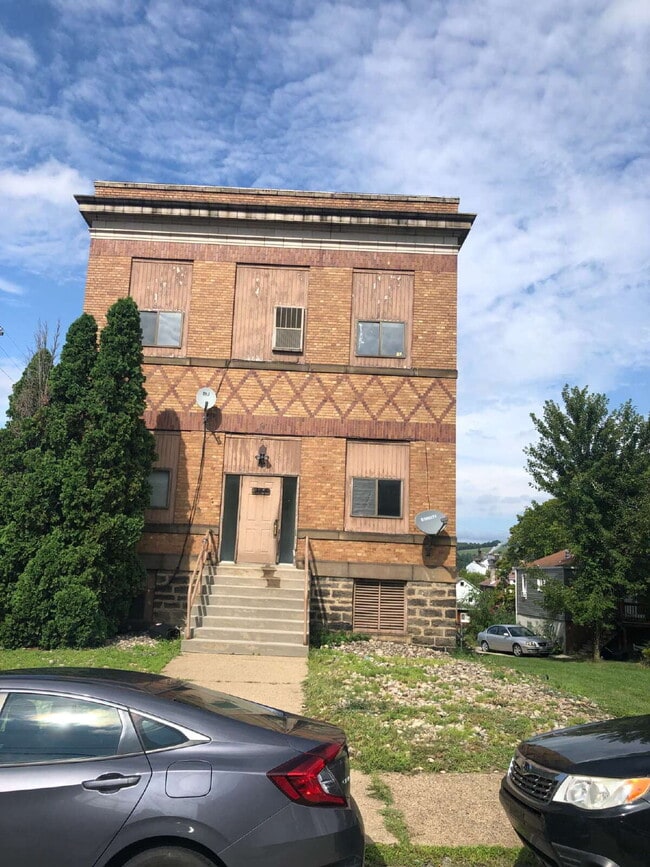 Building Photo - 1 bedroom unit in clairton 50% off move in...