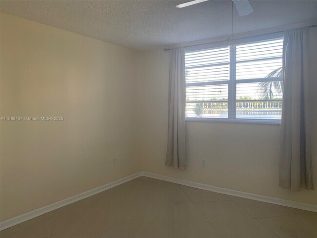 Building Photo - 2999 Point E Dr