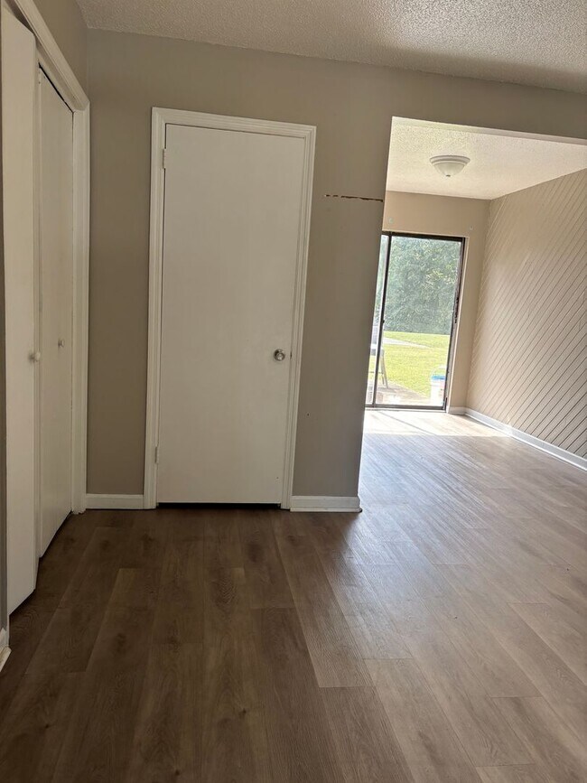 Building Photo - 402 Alice Dr