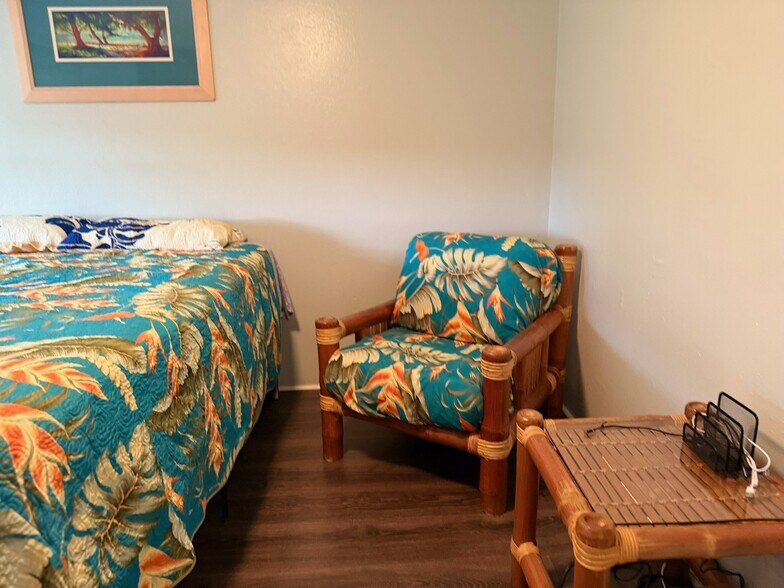 bedroom with queen bed and chair - 74-5618 Palani Rd