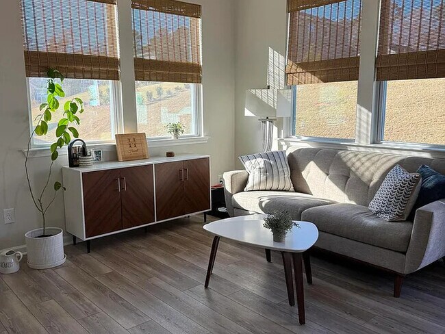 Building Photo - Lease OR Lease to Own