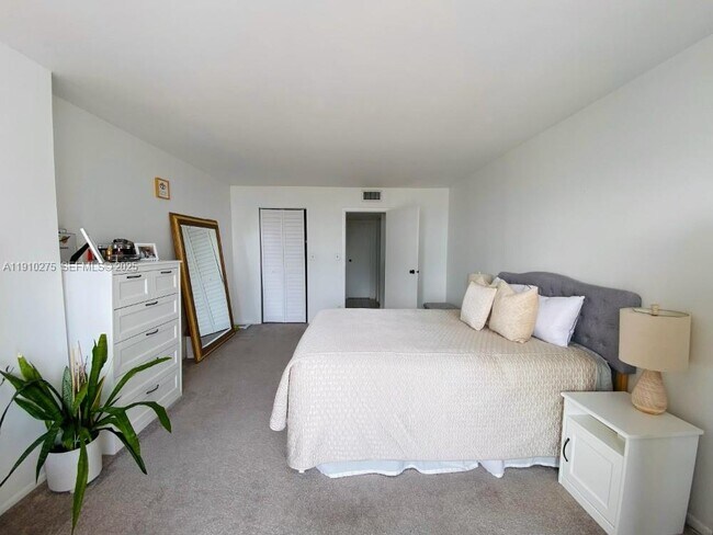 Building Photo - 800 Parkview Dr