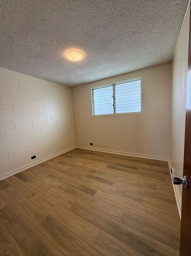Building Photo - Refreshed - 2 bedroom, 1 bath unit in grea...