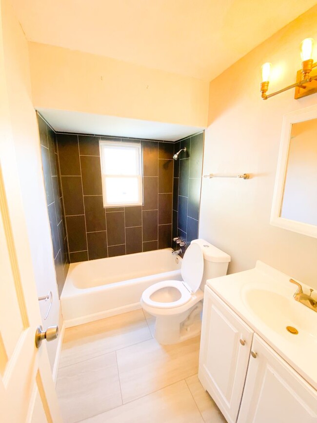 Building Photo - New Remodel! 2bed 1bath. Great location!
