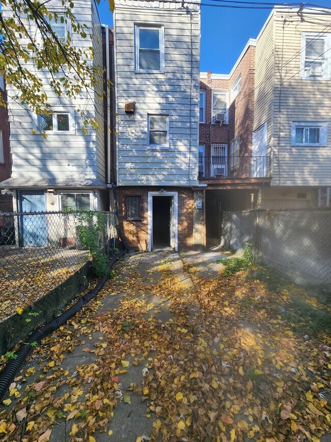 Building Photo - East Oak Lane House for rent with front porch and rear yard