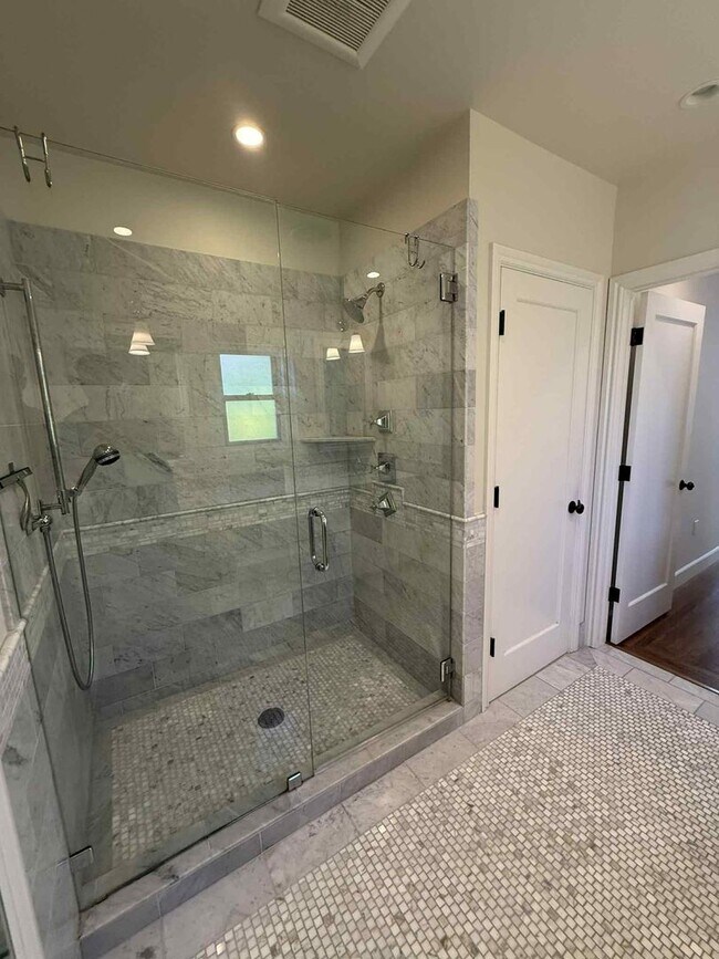 Building Photo - Redwood City Hillside Retreat – 4BR, 3BA w...