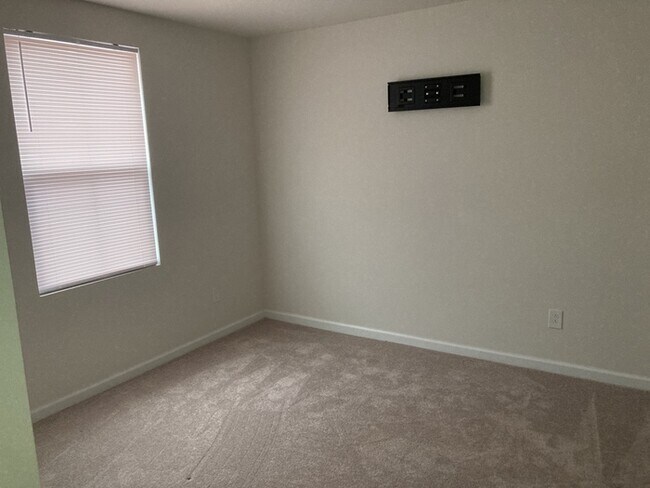 Building Photo - 5 Bedroom 2.5 Bathroom House
