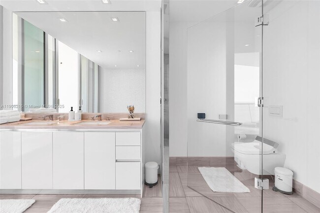 Building Photo - 16901 Collins Ave