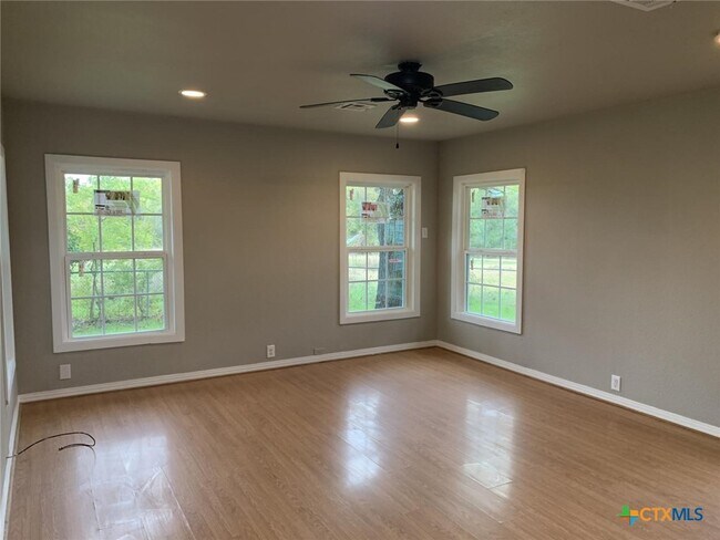 Building Photo - 1902 State Hwy 95