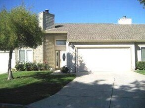 Building Photo - Great 3 Bedroom Townhouse!