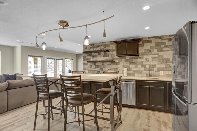 Building Photo - 10503 E Meadow Run