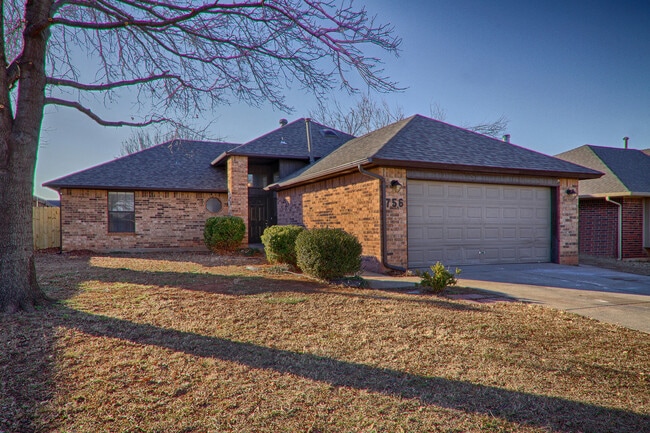 Primary Photo - Beautiful house in Yukon 3 bed and 2 bath