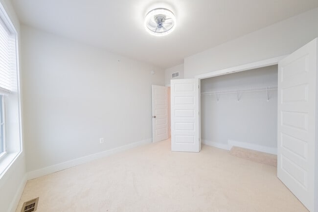 Building Photo - 803 Birchwood Hill Pl