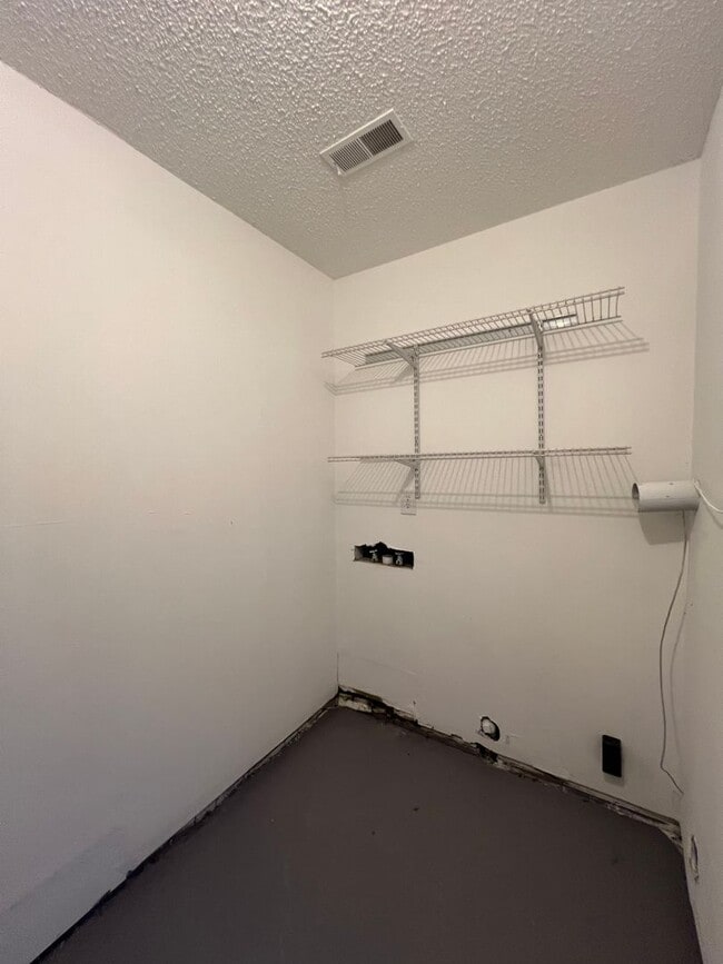 Building Photo - Great 3Br 2.5 BA Townhome in High Point!