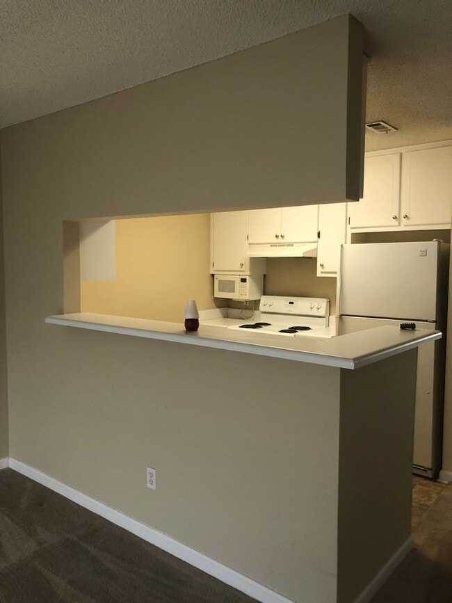 Building Photo - Foxhill Commons!!  NEW CARPET..