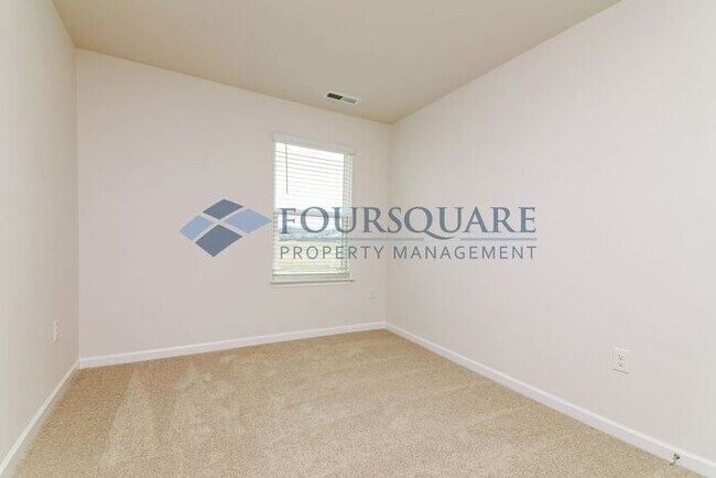 Building Photo - Townhome | Back Patio | Single Car Garage|...