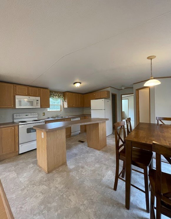 Building Photo - Country Living on 3 Acres in Fountain Inn!