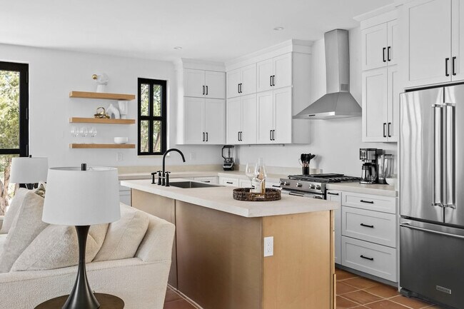 Building Photo - 2701 Bumble Bee Dr