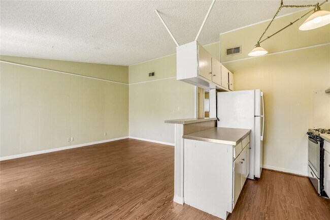 Building Photo - 612 W 51st St