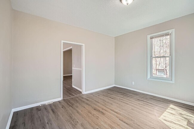 Building Photo - 707 Jenks Ave E