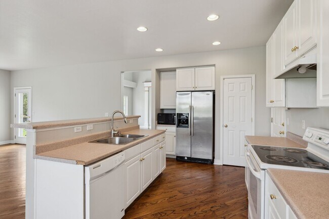 Building Photo - Fantastic 4 Bed with Office in The Farm