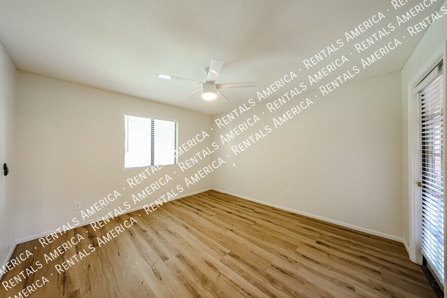 Building Photo - 2146 W Isabella Ave