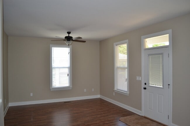 Building Photo - 810 E 10th St