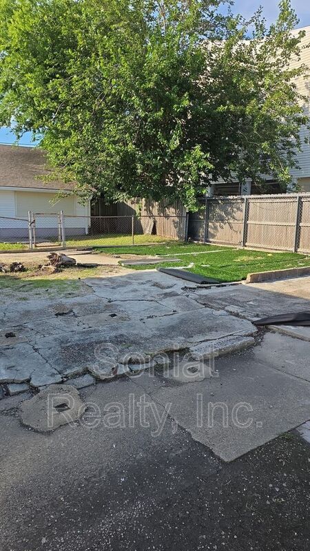 Building Photo - 8025 Pompano St