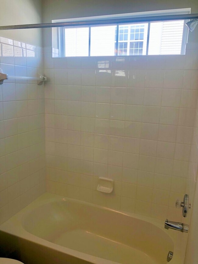 Building Photo - Spacious 2 BR/2.5 BA Townhome in Beltsville!