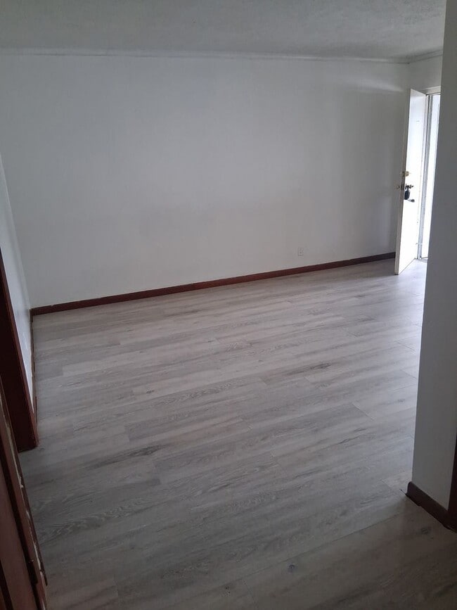 Building Photo - Maryville 2 bedroom 1 bath apartment, wate...