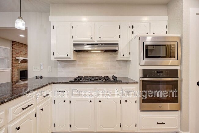 Building Photo - 314 N Lakeside Terrace