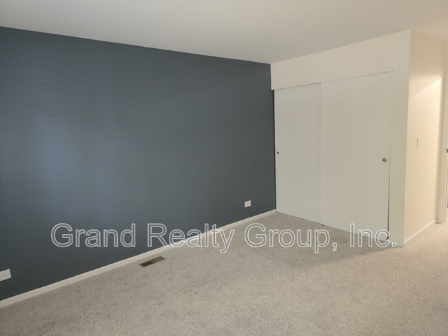 Building Photo - 39875 N Golf Ln