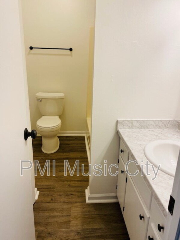 Building Photo - 206 Reeves St