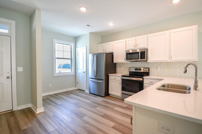 Building Photo - BEAUTIFUL! 2 Bedroom with Flex Space Townhome in Sneads Ferry